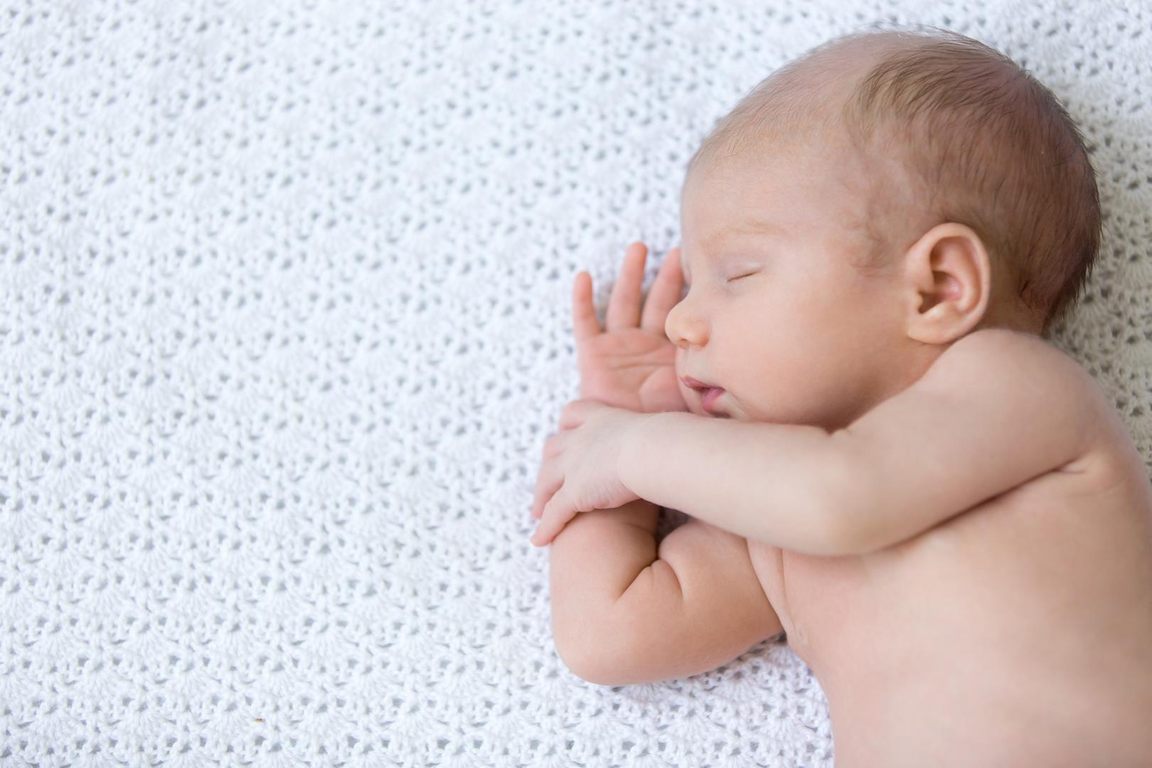 Jak zapewnić swojemu niemowlęciu długi głęboki sen?